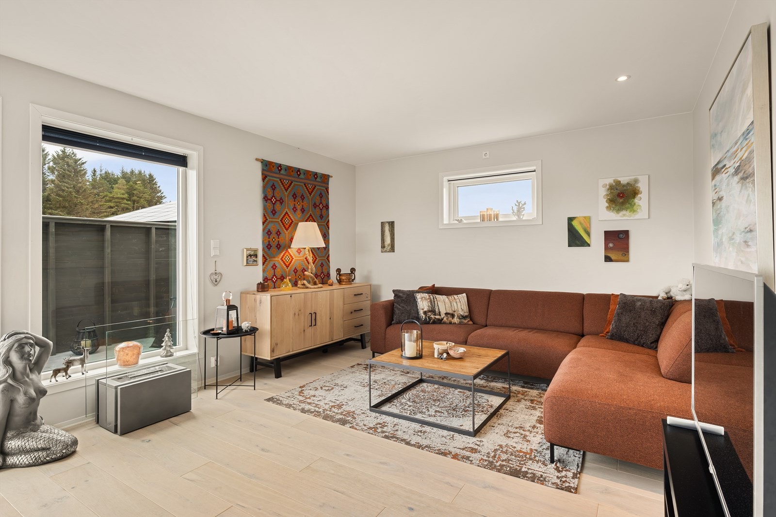 - Her har du god plass til sofagruppe og spisebord i hver sin naturlige sone - Galleribilde