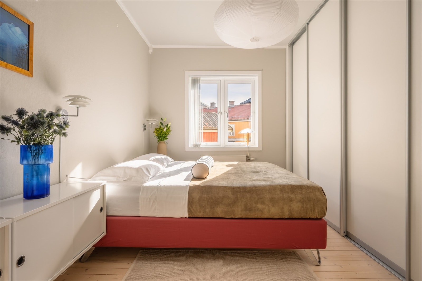 Stor skyvedørsgarderobe er montert over en vegg, så her skal det ikke stå på oppbevaringsplassen! Galleribilde