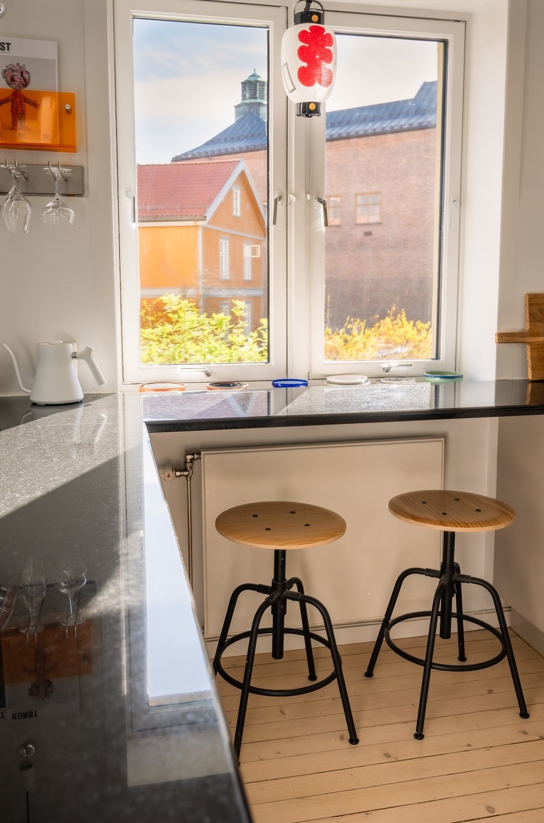 Langs rommets store vindu er det laget en praktisk barløsning, hvor morgenkaffen kan nytes med hyggelig utsikt Galleribilde