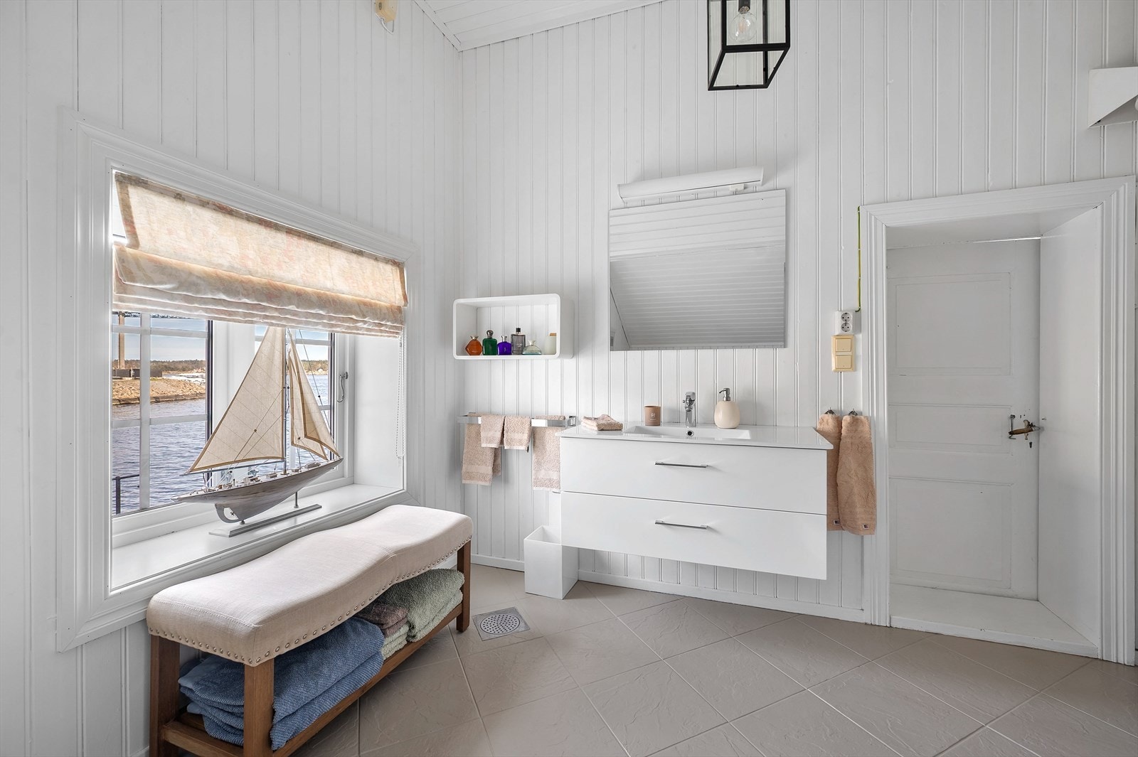 Romslig bad med høy himling Galleribilde