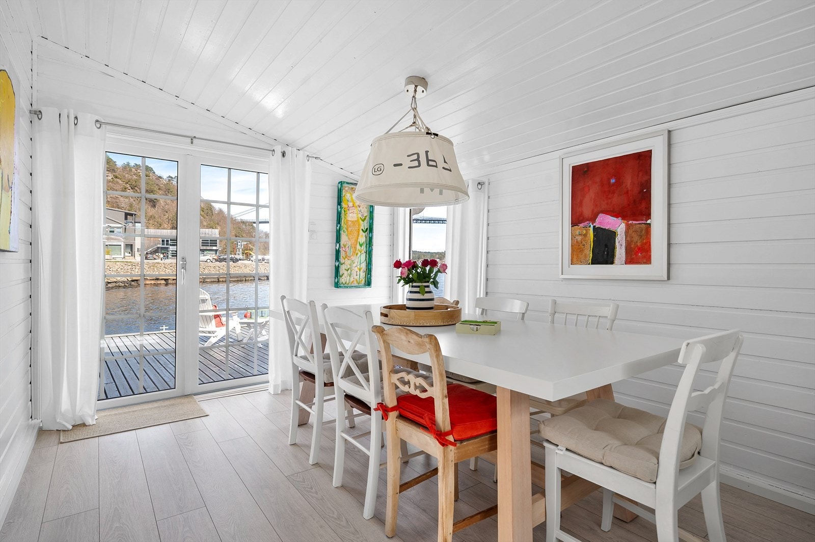Lys og fin spisestue med utgang rett ut på bryggen Galleribilde
