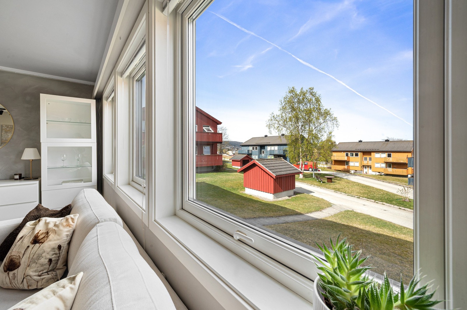 De store vindusflatene sikrer rikelig med naturlig lys. Galleribilde