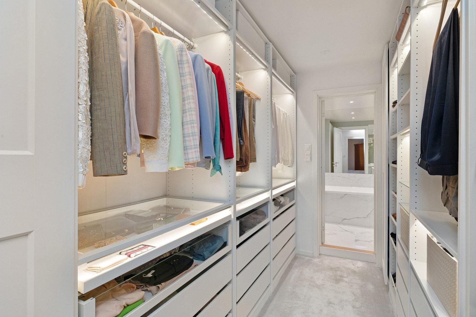 Praktisk walk-in closet. Galleribilde
