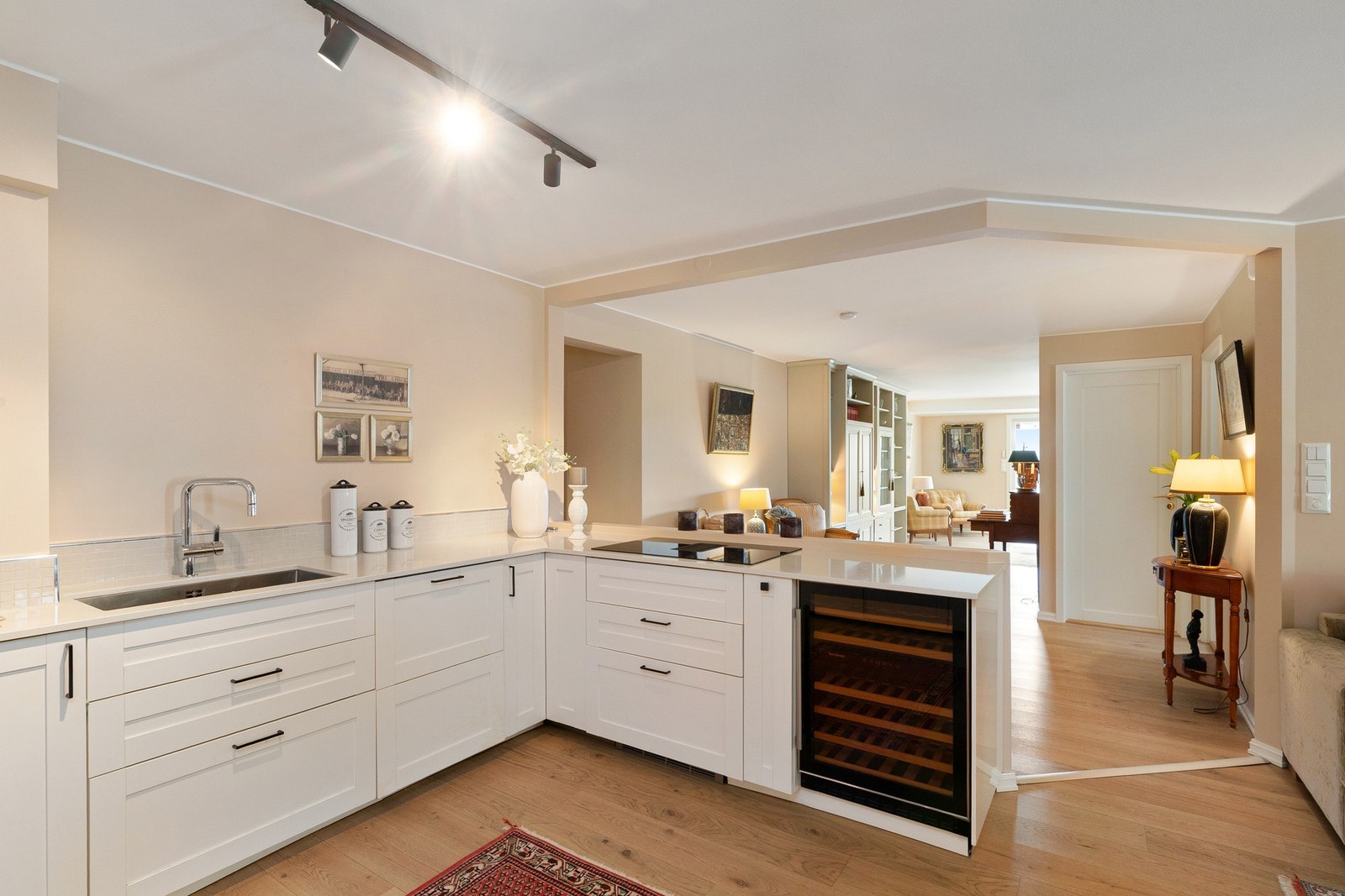Benkeplate i Carrara Quartz fra Diapol. Galleribilde