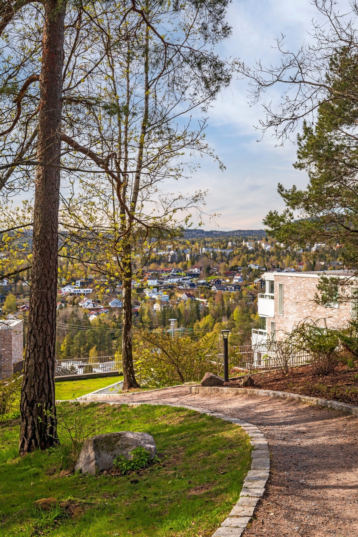 Parkmessig opparbeidet med gangsti. Galleribilde