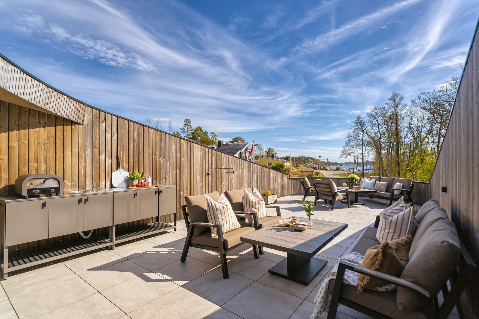 Takterrasse med utekjøkken og div boder Galleribilde