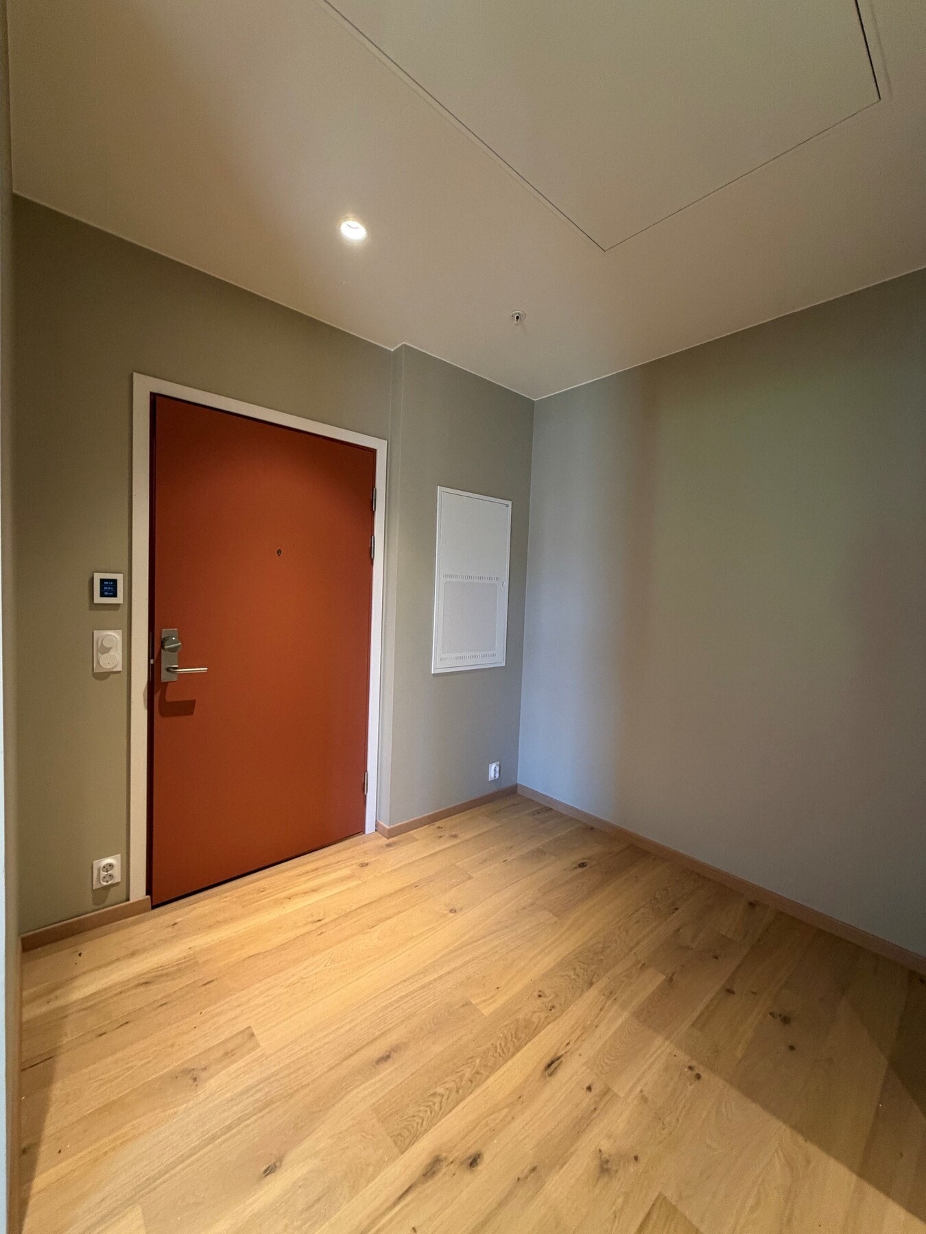 Leiligheten ønsker deg velkommen med en elegant entré, der enstavs eikeparkett og vegger i en varm tone skaper et behagelig førsteinntrykk. Galleribilde