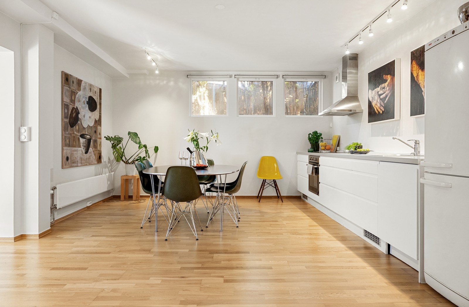 Innredning fra ikea med integrerte hvitevarer og frittstående kjøl/frys Galleribilde