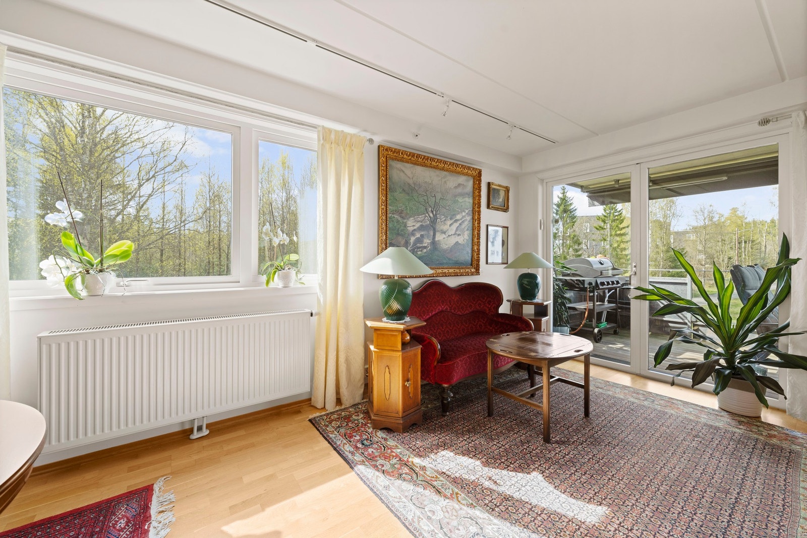Boligen ligger i hjørnet, slik at du har gode lysforhold fra flere sider. Boligen har ei blokker på høyre side, med også god utsikt mot vest. Galleribilde