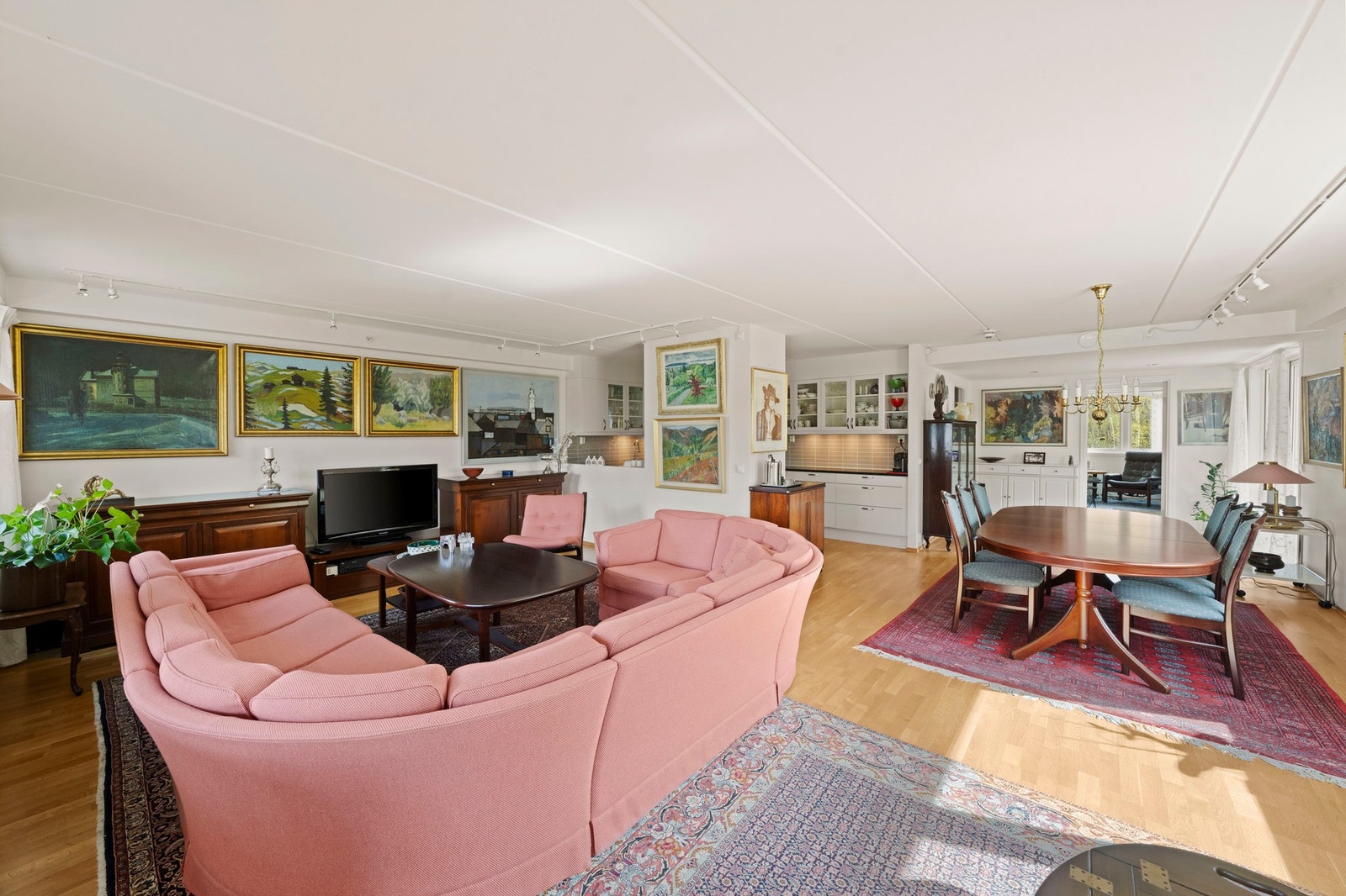 Allrommet har åpen planløsning. Galleribilde