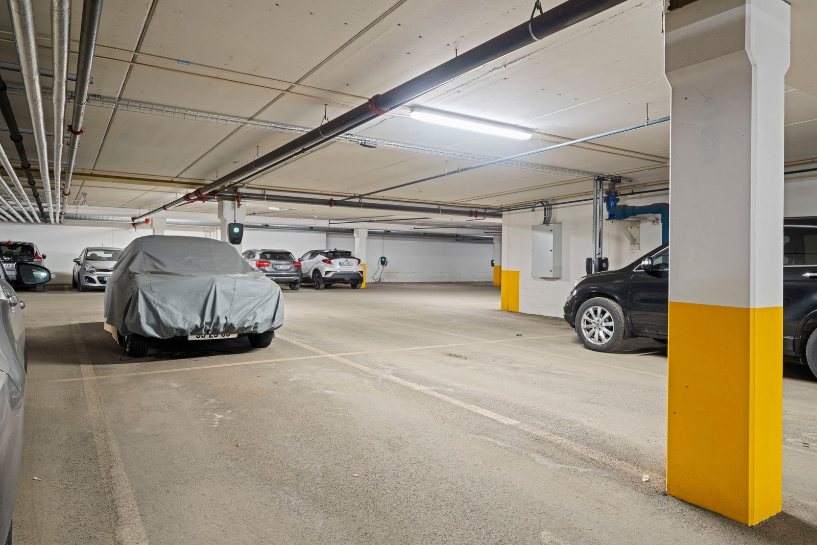 Det følger med en parkeringsplass i felles garasjeanlegg, der det også er mulighet for å montere elbil-lader. Galleribilde