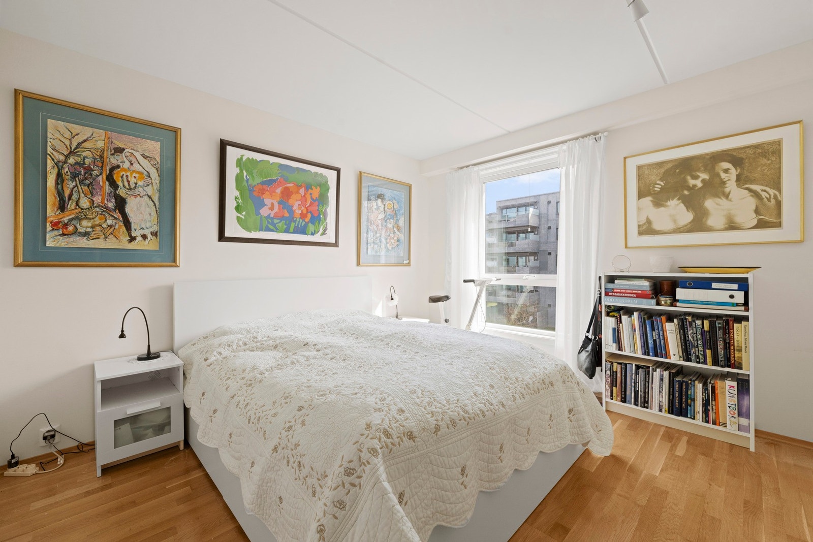 Soverommet har eget bad og walk-in. Galleribilde