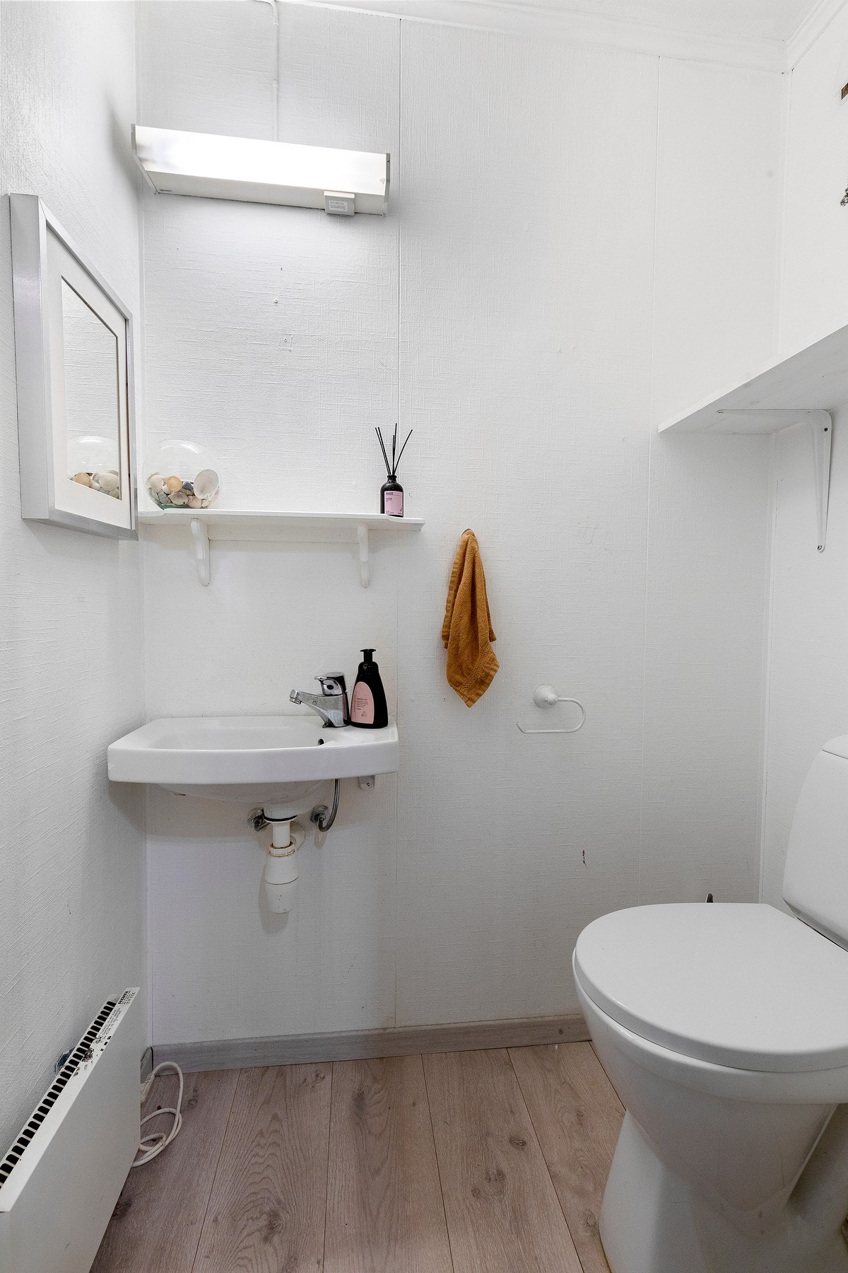 Separat toalettrom med vask. Galleribilde