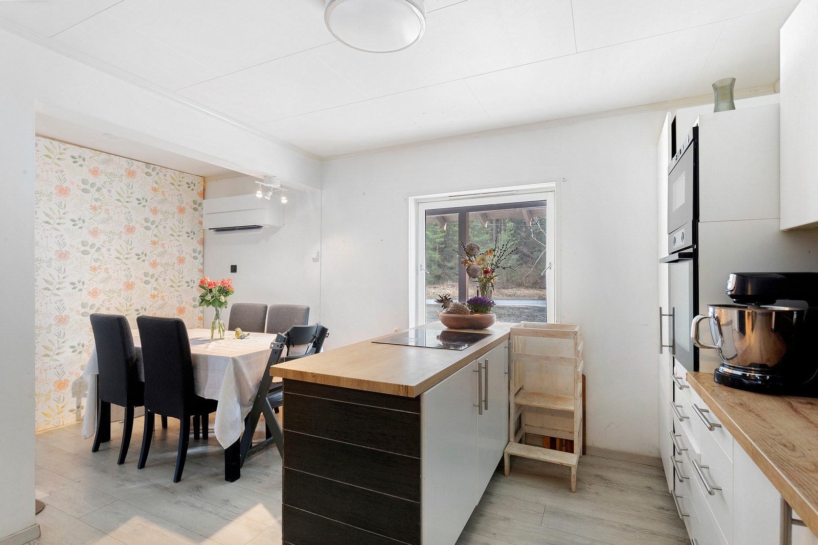 Varmepumpen på veggen følger ikke med salget. Galleribilde