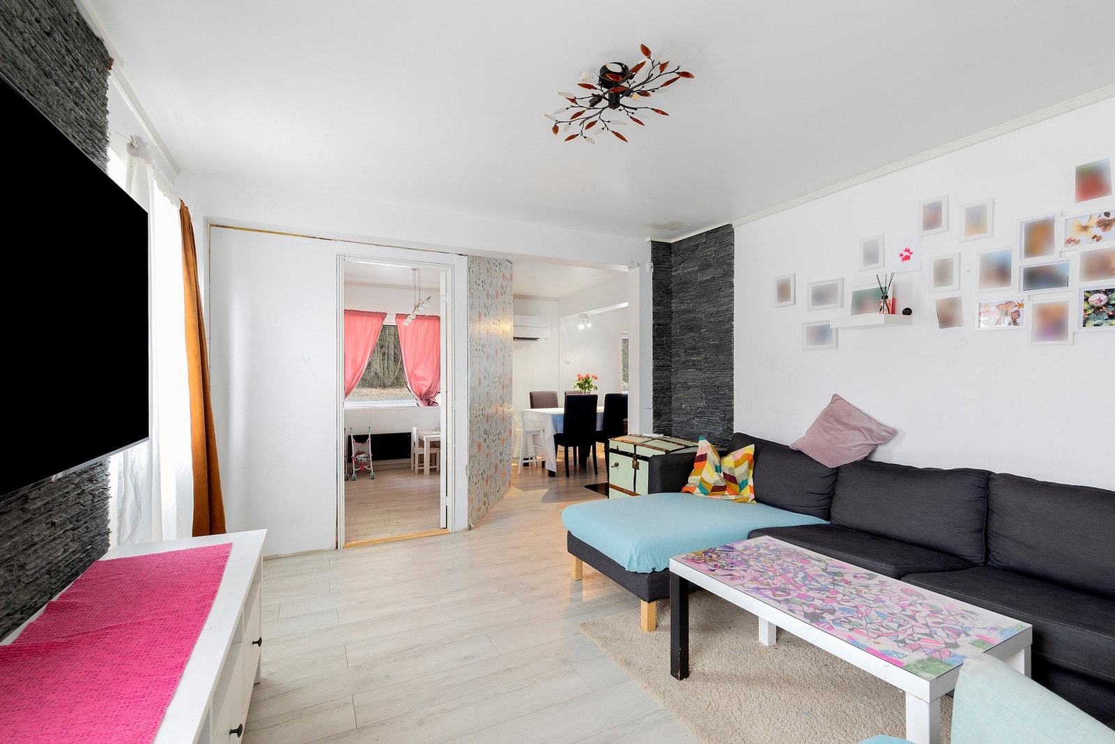 I stua er det satt opp lett vegg til ekstra soverom som kan ved enkle grep bli tatt ned ved behov. Galleribilde