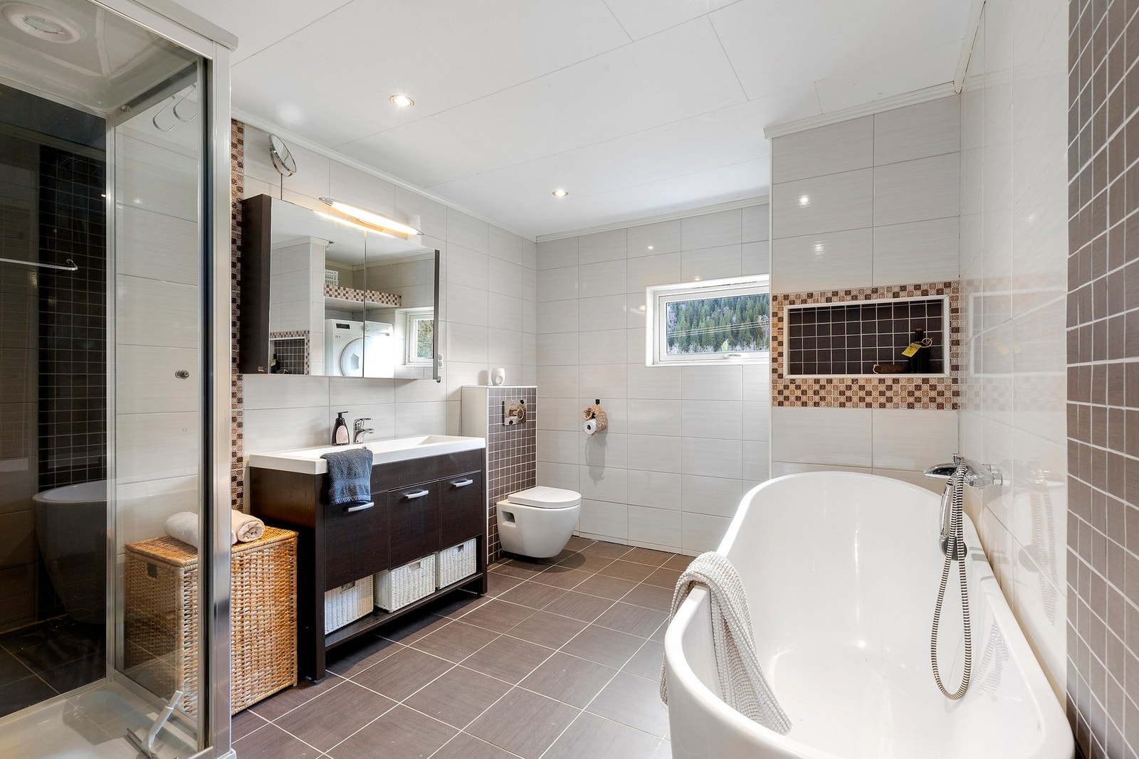 Badet er på 11,4 kvm og utstyrt med både badekar og et romslig dusjkabinett. Galleribilde