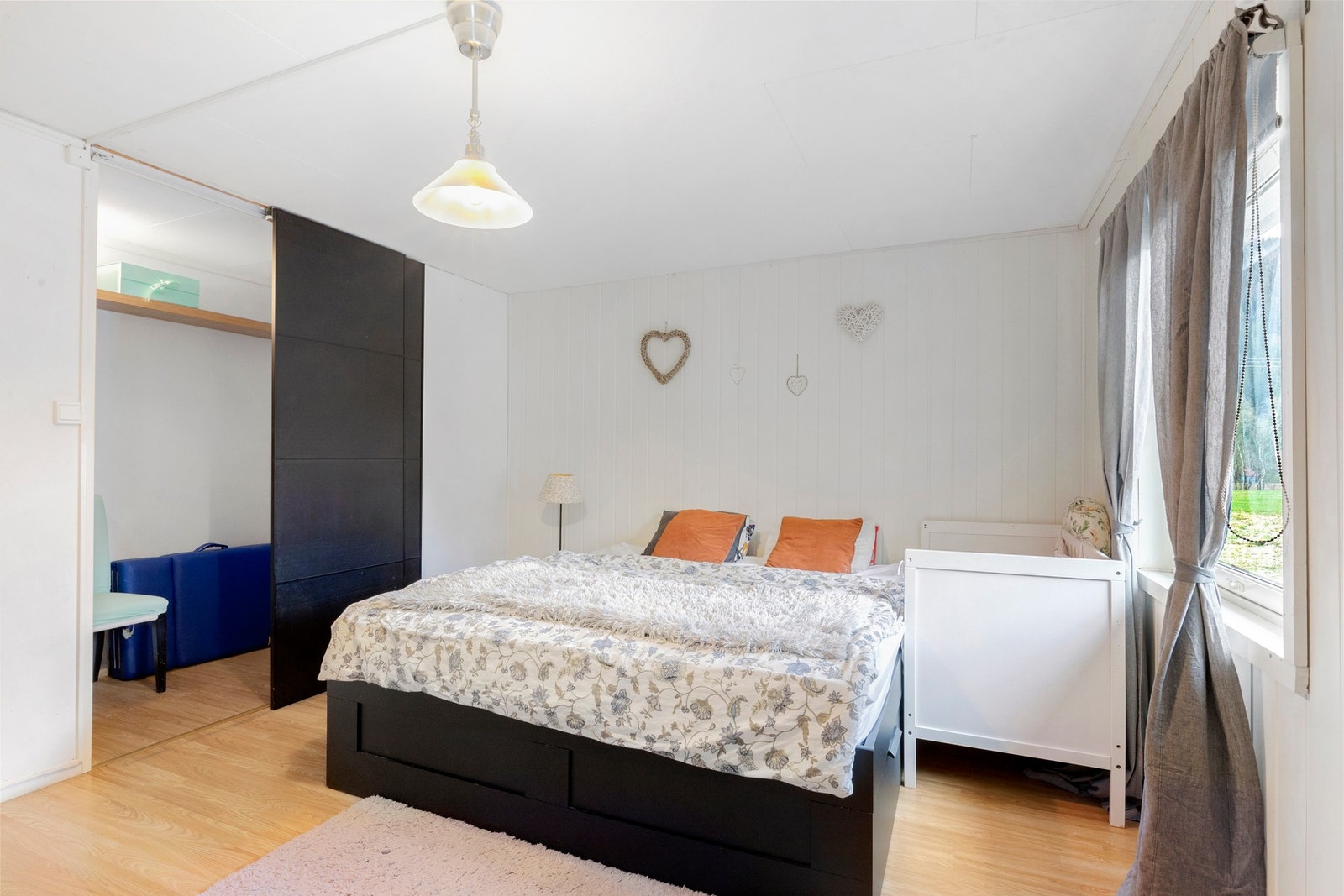 Soverommet kommer også med en stor skyvedørsgarderobe. Galleribilde