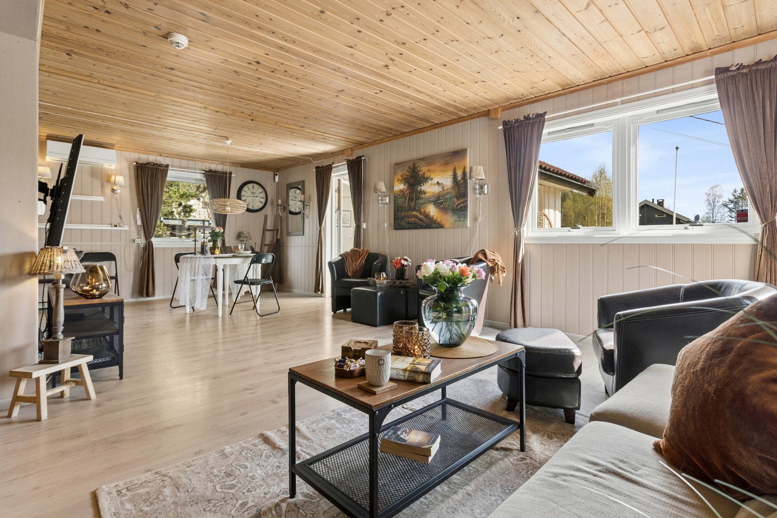 Stuen har en åpen og luftig atmosfære med god plass til flere sittegrupper. Galleribilde