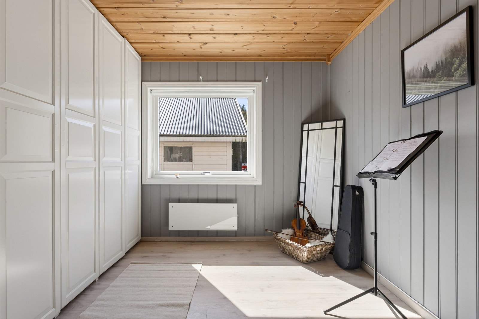Det ene soverommet er noe mindre og egner seg utmerket som kontor, gjesterom, barnerom, eller til det du måtte ønske. Galleribilde
