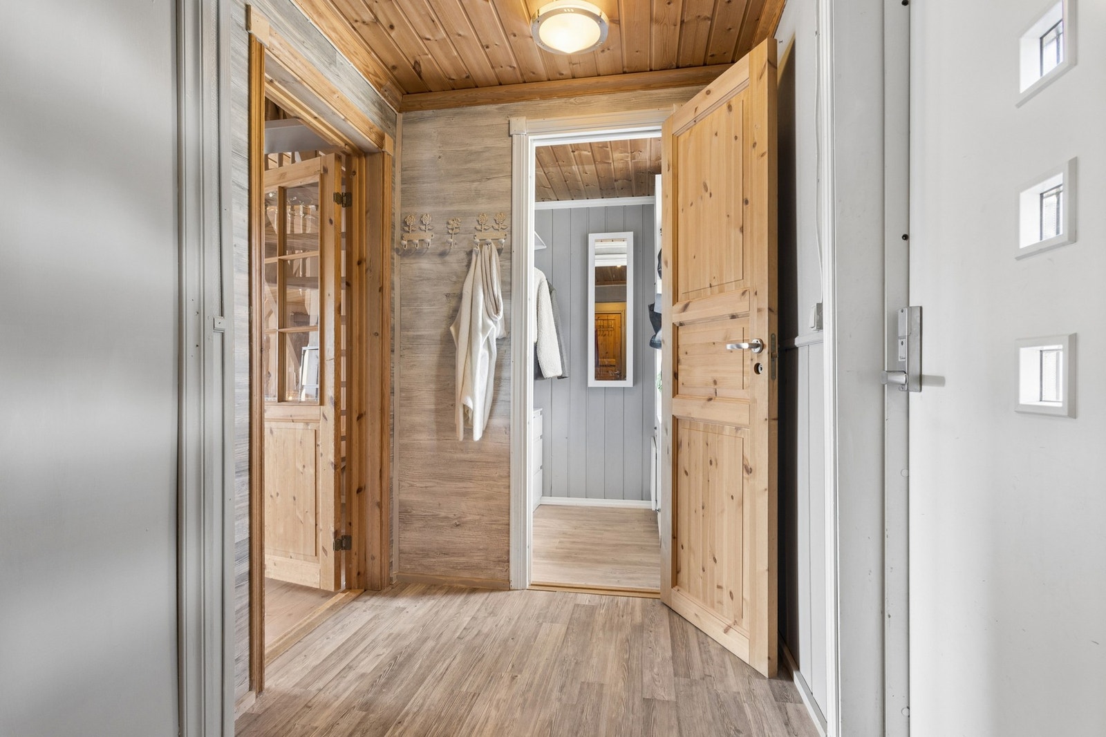 Velkommen inn - romslig entré med god plass til yttertøy og sko. Galleribilde