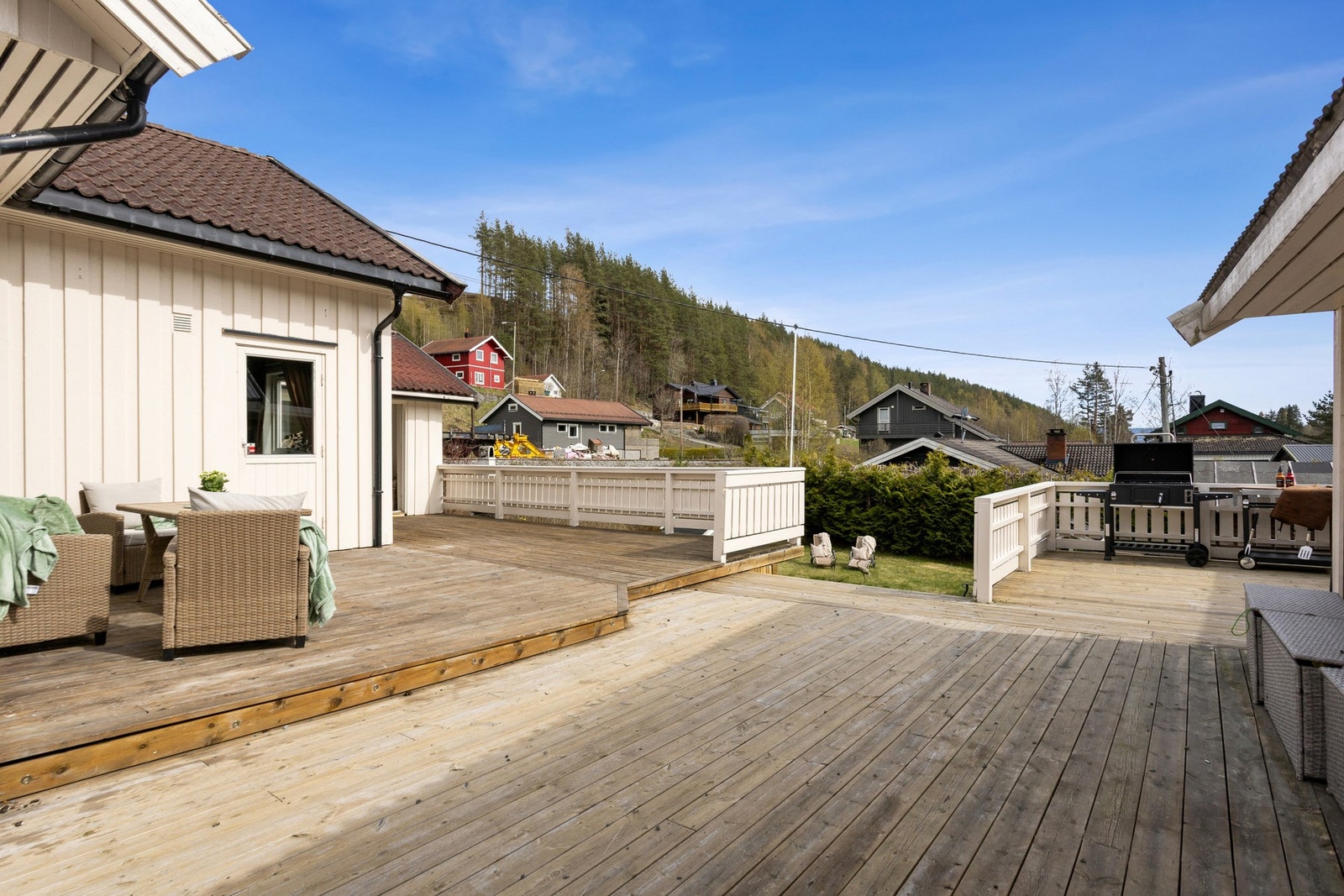 Terrassearealet strekker seg rundt boligen og gir flere soner for opphold. Galleribilde