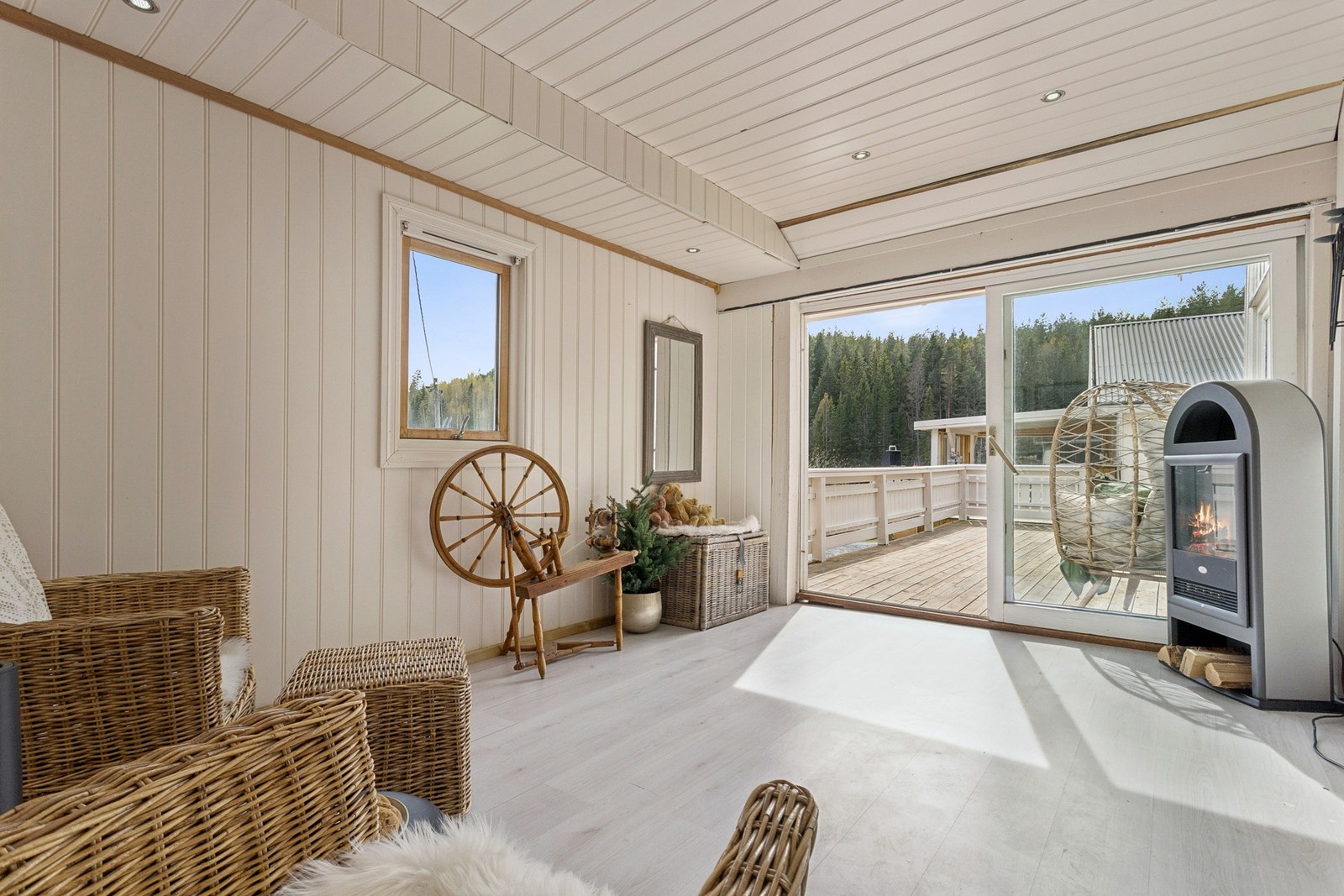 Vinterhage med fin plass til sofagruppe og annet møblement. Galleribilde