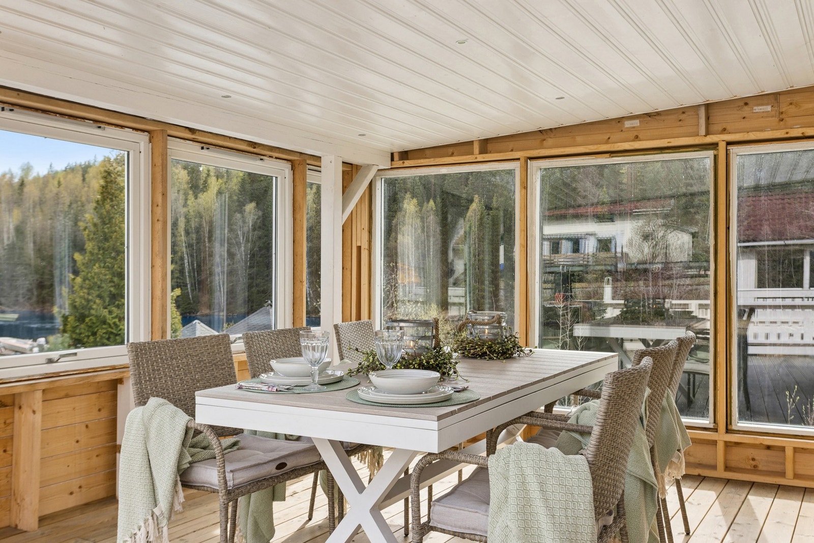 En utestue på terrassen med fin utsikt til elva. Galleribilde