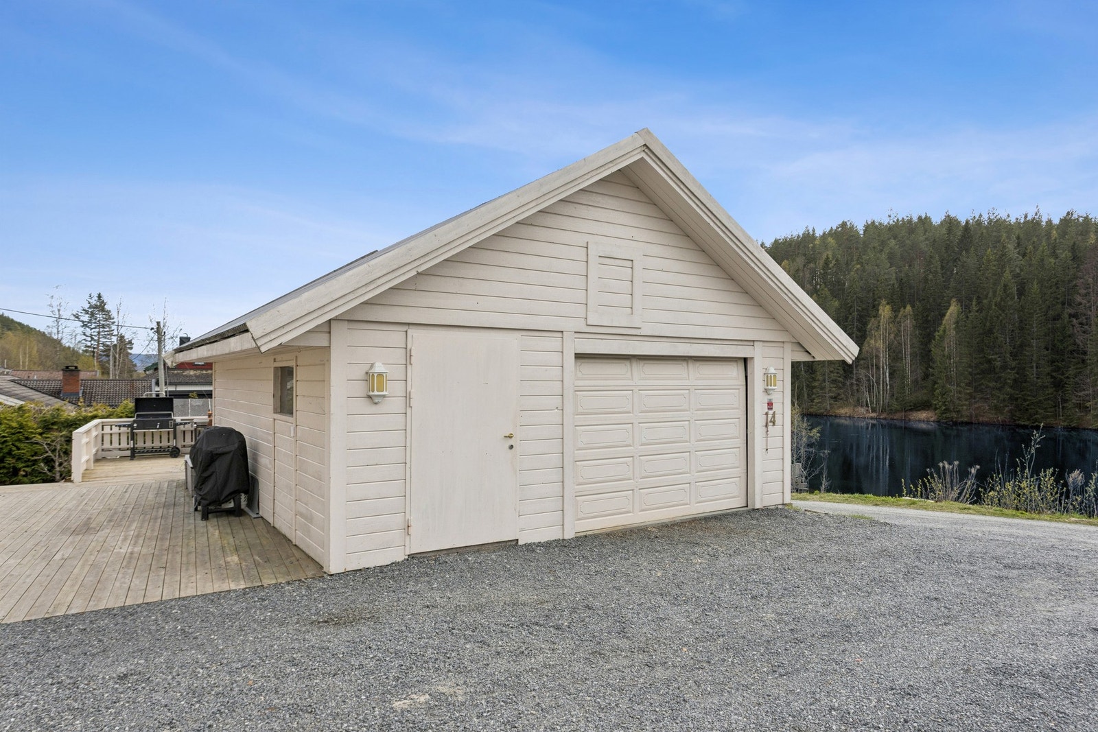 Godt med parkering i gårdsplassen, samt parkering i garasjen. Galleribilde
