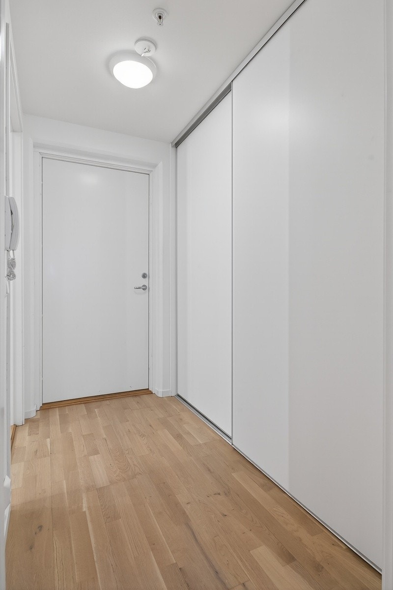 Entre med skyvedørsgarderobe Galleribilde