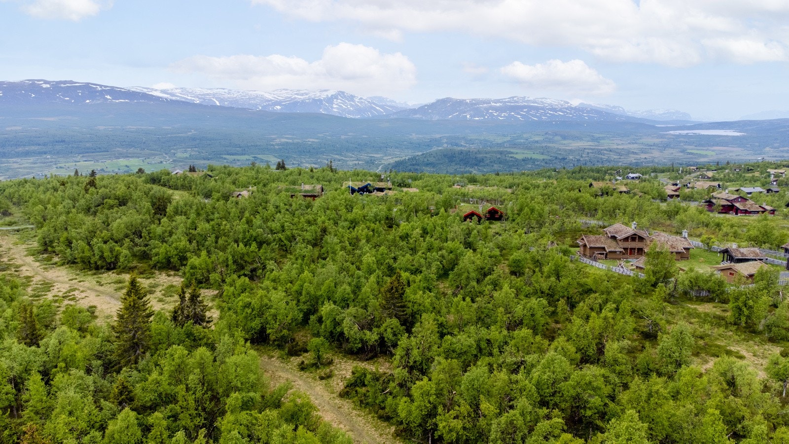 Tomtene ligger idyllisk til i øvre del av hyttefeltet. Når tomtene ligger ca. 1030 m.o.h. kan man trygt si at man er på fjellet - og Vasetområdet har alt et fjellområde trenger Galleribilde