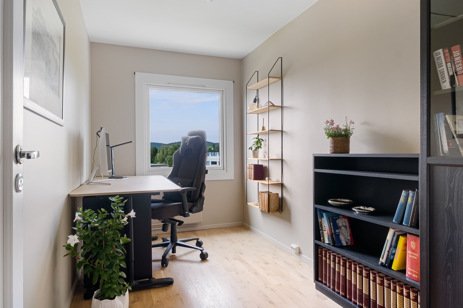 Soverom 2 benyttes i dag som kontor, og egner seg godt til hjemmekontor, gjesterom eller barnerom. Galleribilde