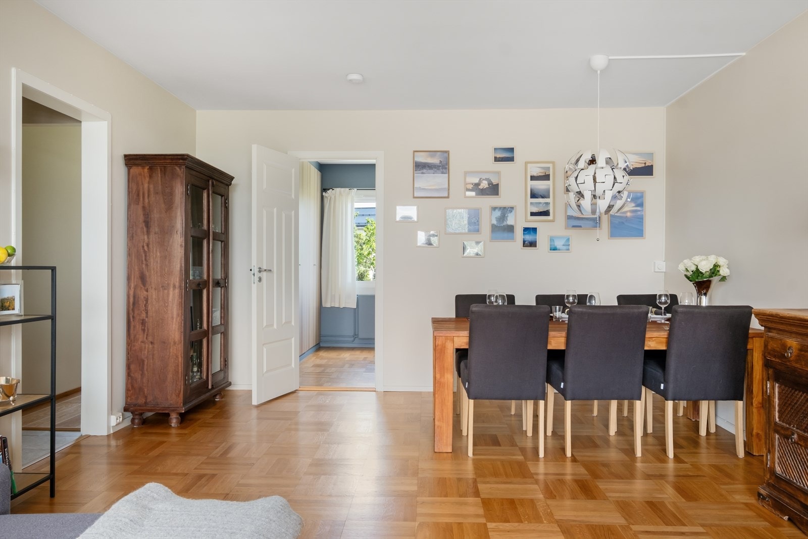 Hyggelig spisestue med god plass til stort spisebord. Perfekt for både hverdag og selskap. Galleribilde