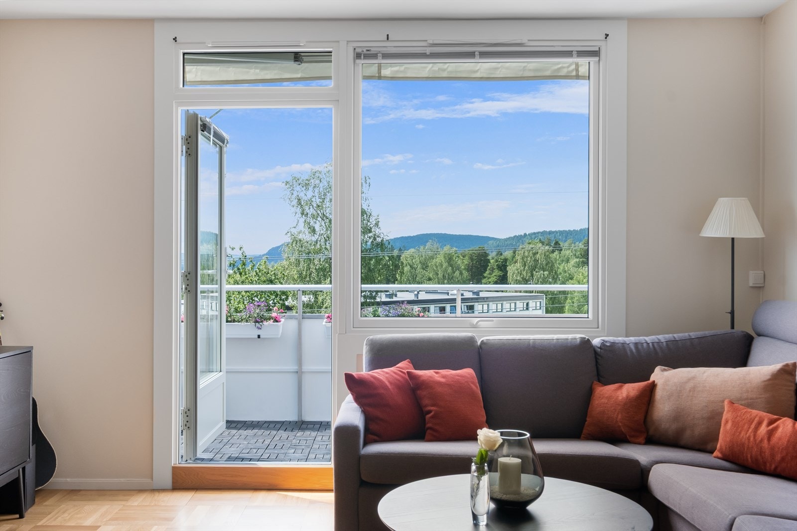 Fra stuen er det utgang til en hyggelig balkong, som forlenger oppholdsrommet i sommerhalvåret. Galleribilde