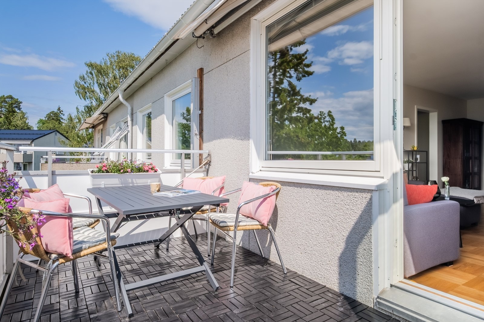 Her er det god plass til utemøbler, grill og blomsterkasser. Galleribilde