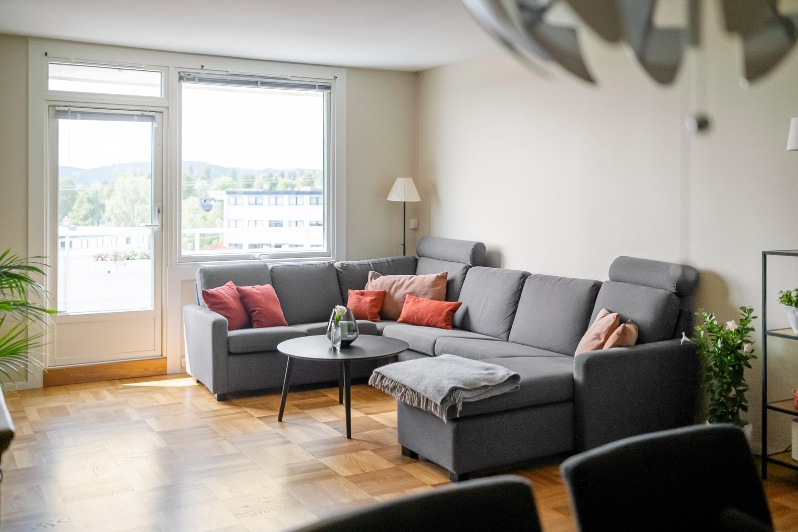 Leiligheten har en romslig og luftig stue med flott originalt tregulv i hollandsk mønster. Galleribilde