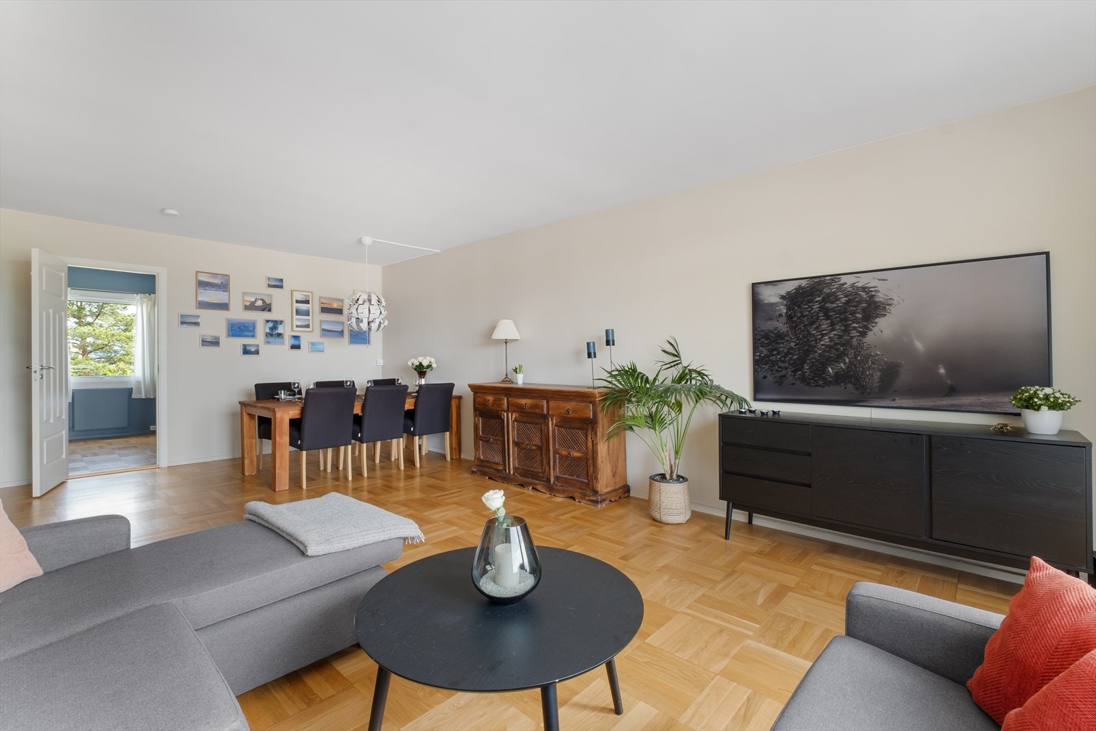 Gode møbleringsmuligheter med plass til både spisestue, sofagruppe, TV-løsning og diverse. Galleribilde