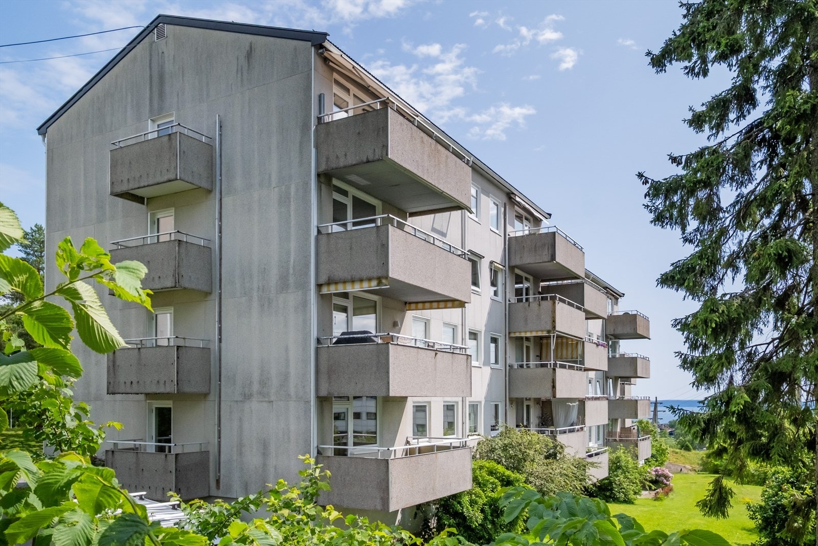 Eiendommen har en svært rolig, barnevennlig og populær beliggenhet i Rideveien på Østerås, med kort vei til alt du trenger i hverdagen. Galleribilde