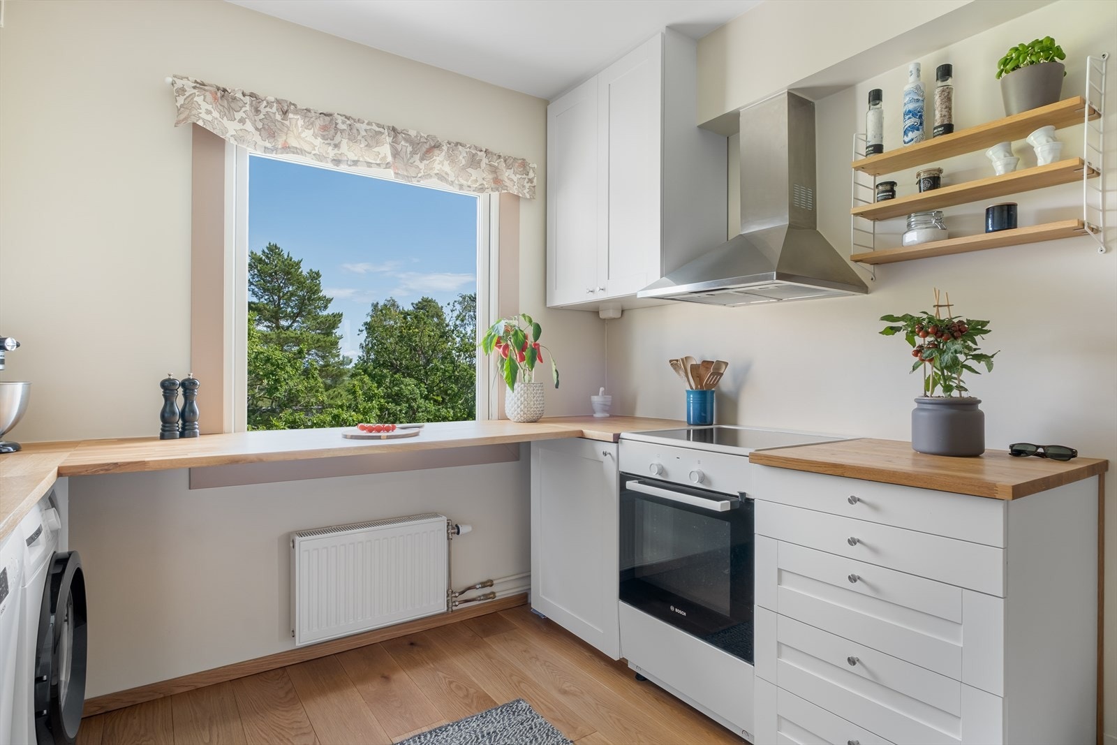 Frittstående hvitevarer, og det er opplegg for både oppvaskmaskin og vaskemaskin. Galleribilde