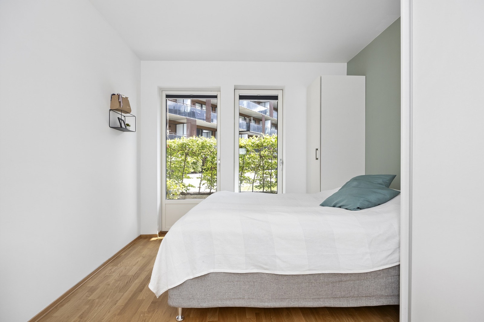 Soverom I - benyttes i dag som hovedsoverom. Romslig er vendt mot nordøst og har egen utgang til stor markterrasse på hele 19 m² Galleribilde