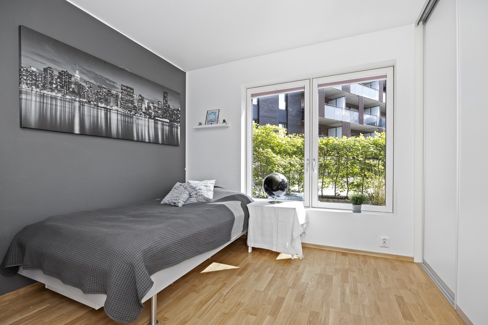 Soverom III - av god størrelse som byr på plass til dobbeltseng, rikelig med oppbevaringsplass i walk-in closet / bod og garderobeskap. Adkomst til eget badeværelse Galleribilde