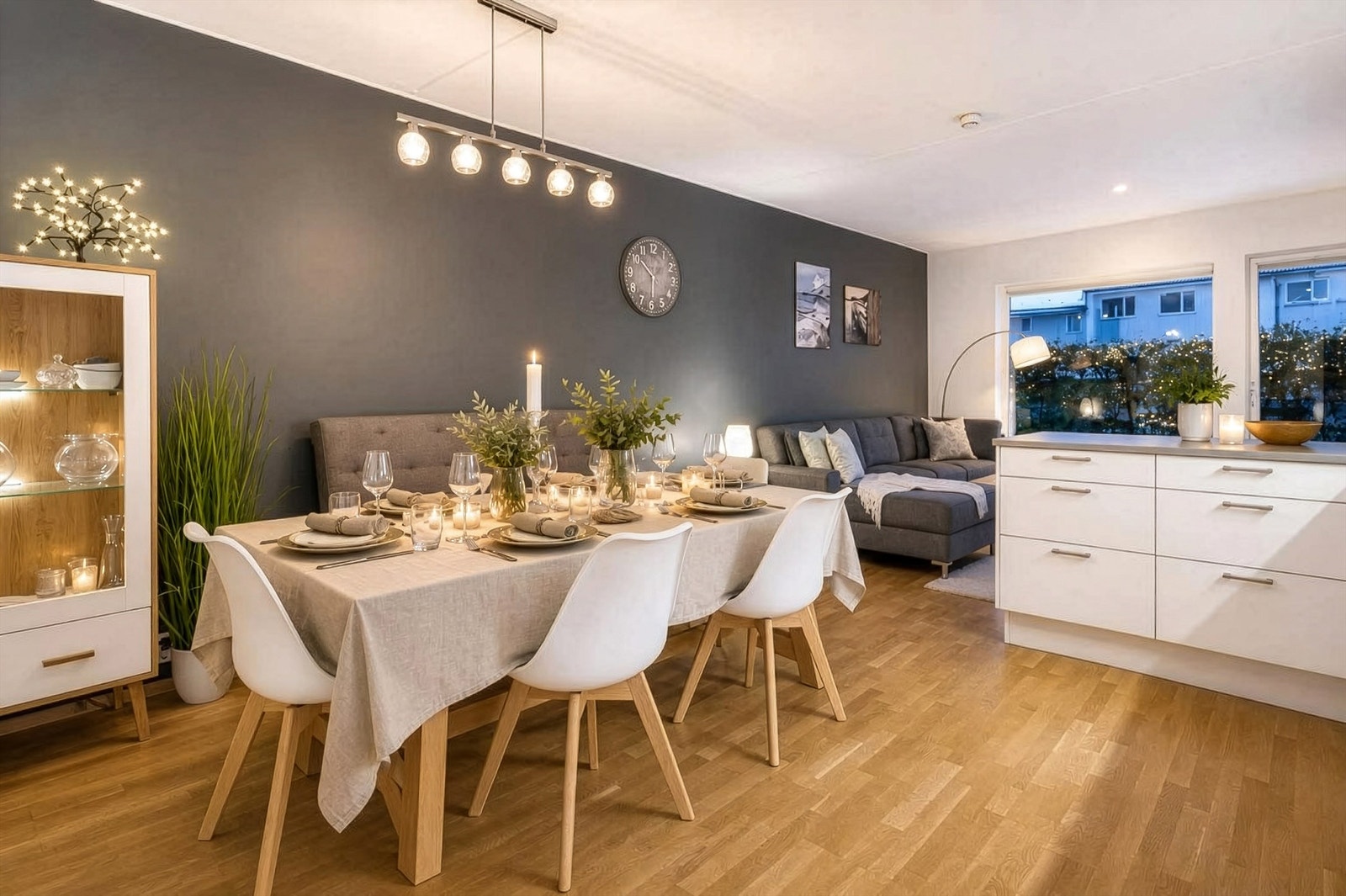 Barnevennlig planløsning med 2 solrike uteplasser og 2 bad. Foto: Marika Foto / KI-stylet Galleribilde