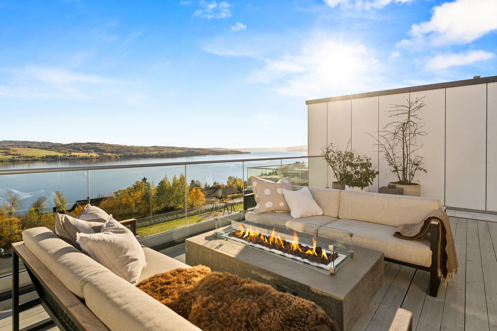 Rekkehuset strekker seg over 3 etasjer og har fantastisk, solrik takterrasse på 62 kvm med nydelig utsikt mot Mjøsa og Hedmarken. Galleribilde