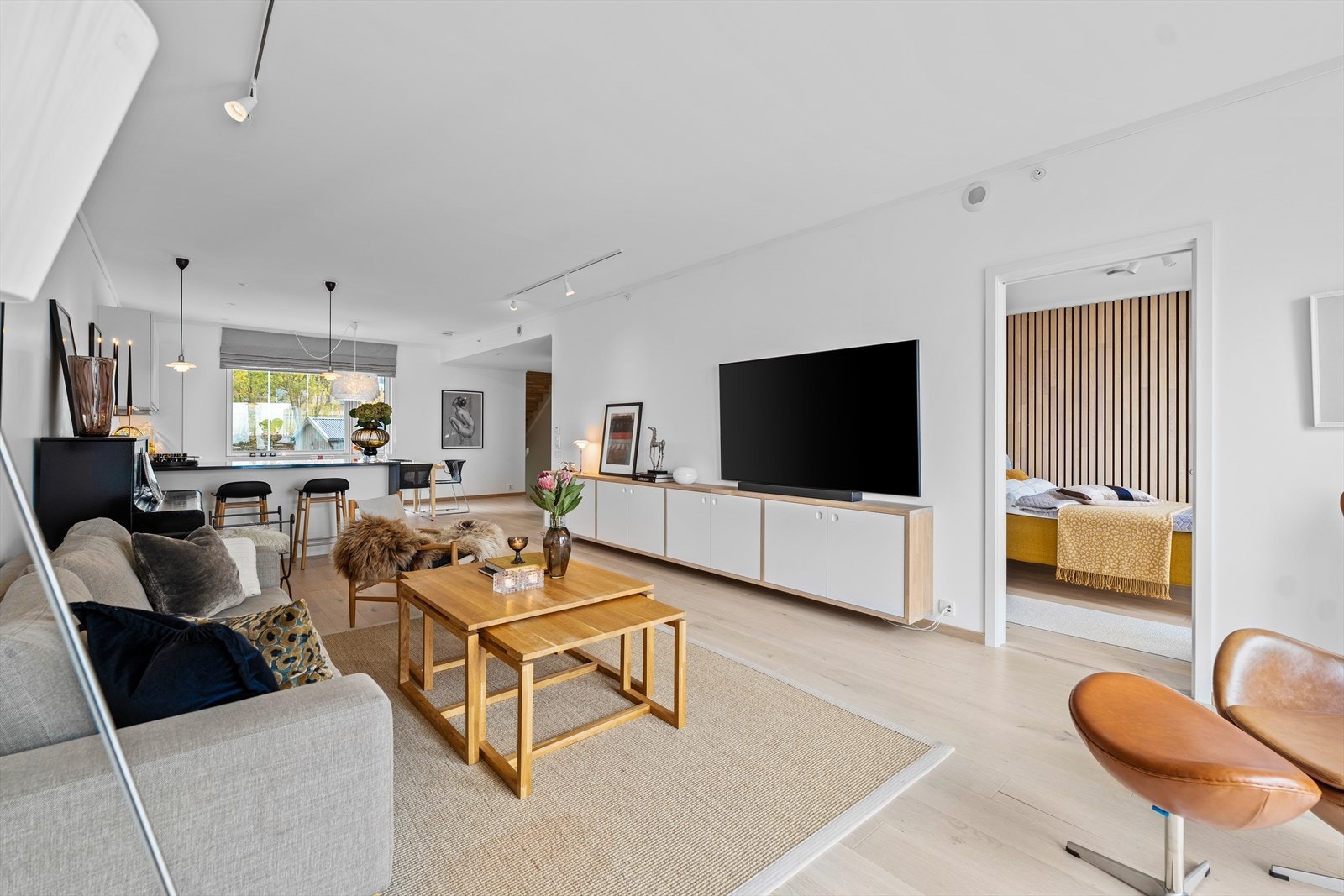 Stuen har god plass til stor sofagruppe, TV-seksjon og øvrig møblement. Galleribilde
