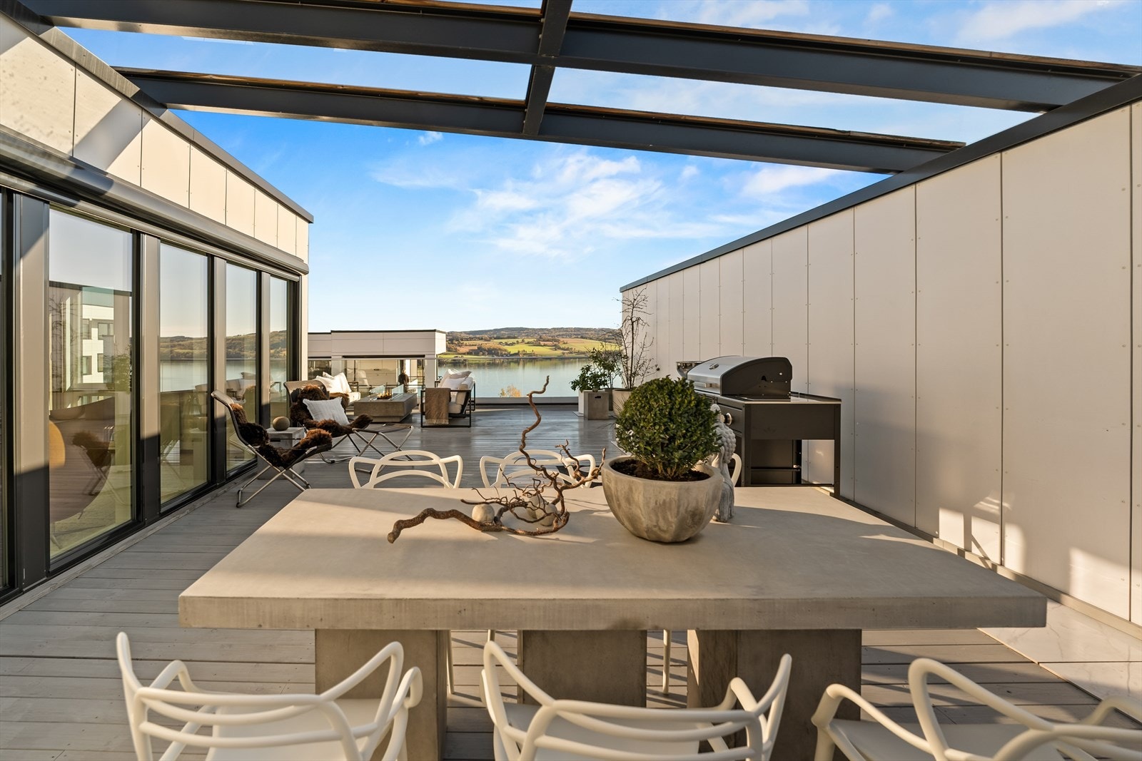 Boligen har en fantastisk takterrasse som er delvis overbygget. God plass til flere møbleringssoner. Galleribilde