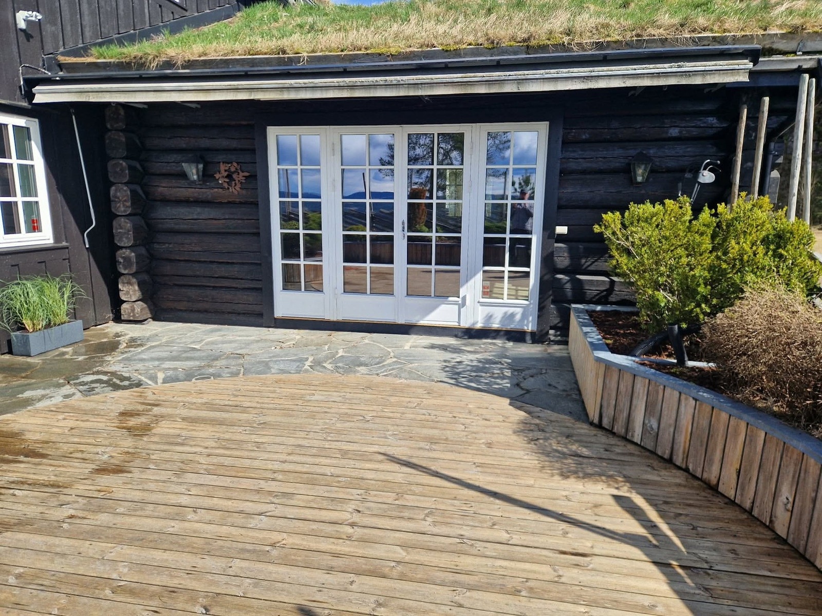 Hyggelig og solrik uteplass Galleribilde