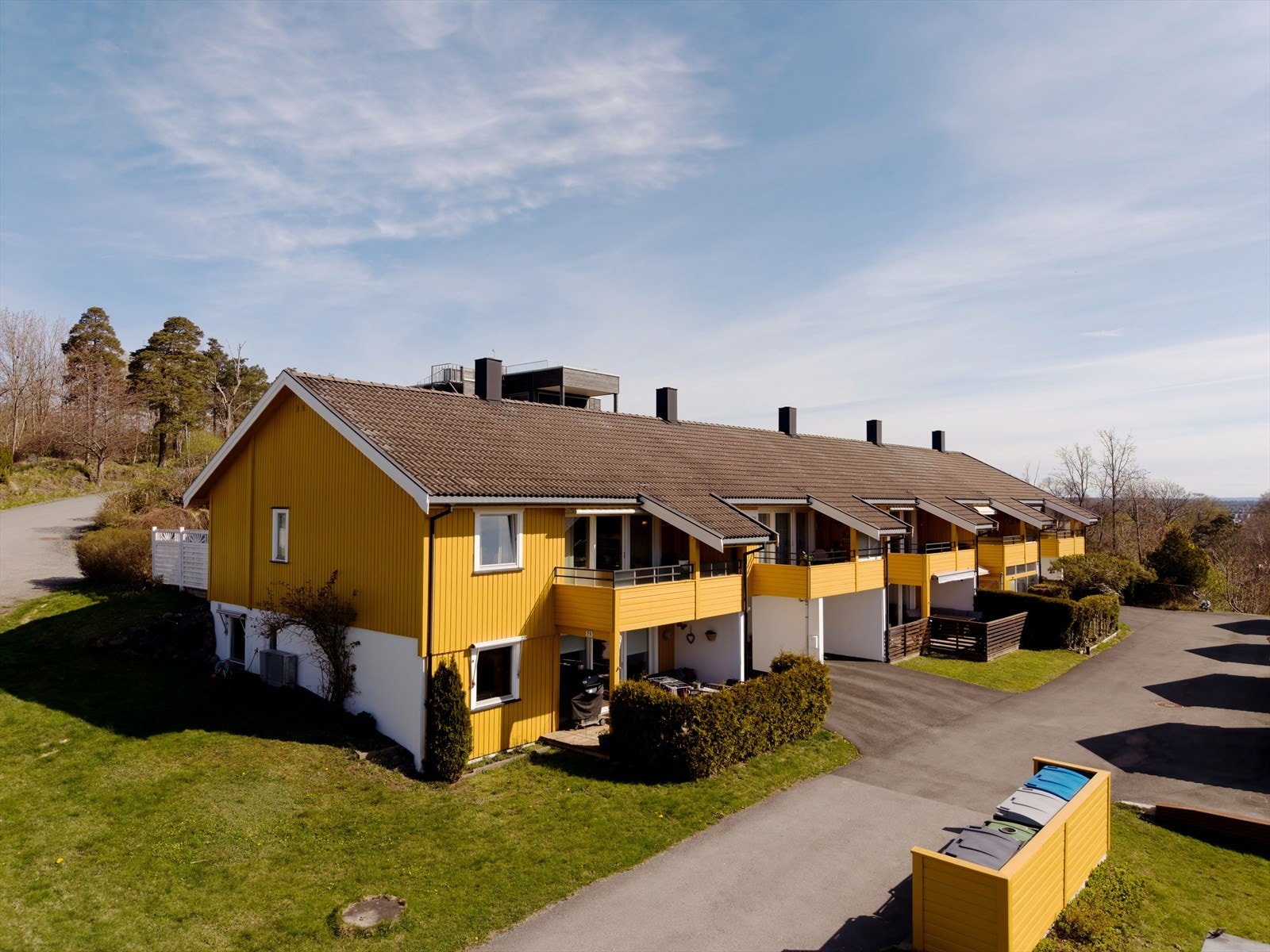 Leiligheten ligger i et veldrevet borettslag, høyt i terrenget med gode solforhold. Galleribilde