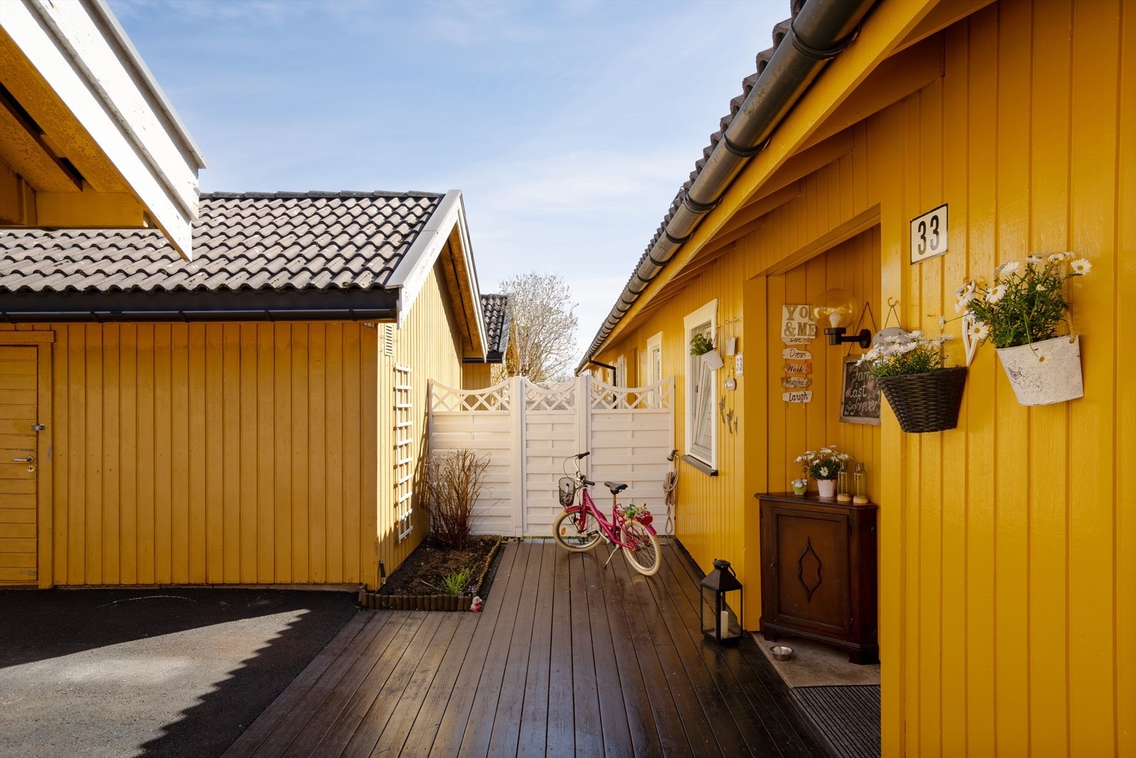 Velstelt uteområde ved inngangsdøren - skjermet og praktisk adkomst til boligen. Galleribilde