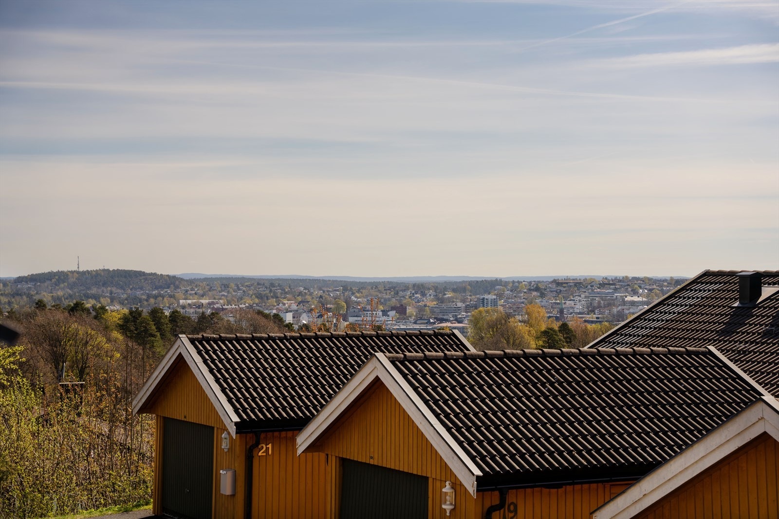 Verandaen ligger høyt i terrenget, noe som også gir noe utsikt mot øst til Moss sentrum. Galleribilde