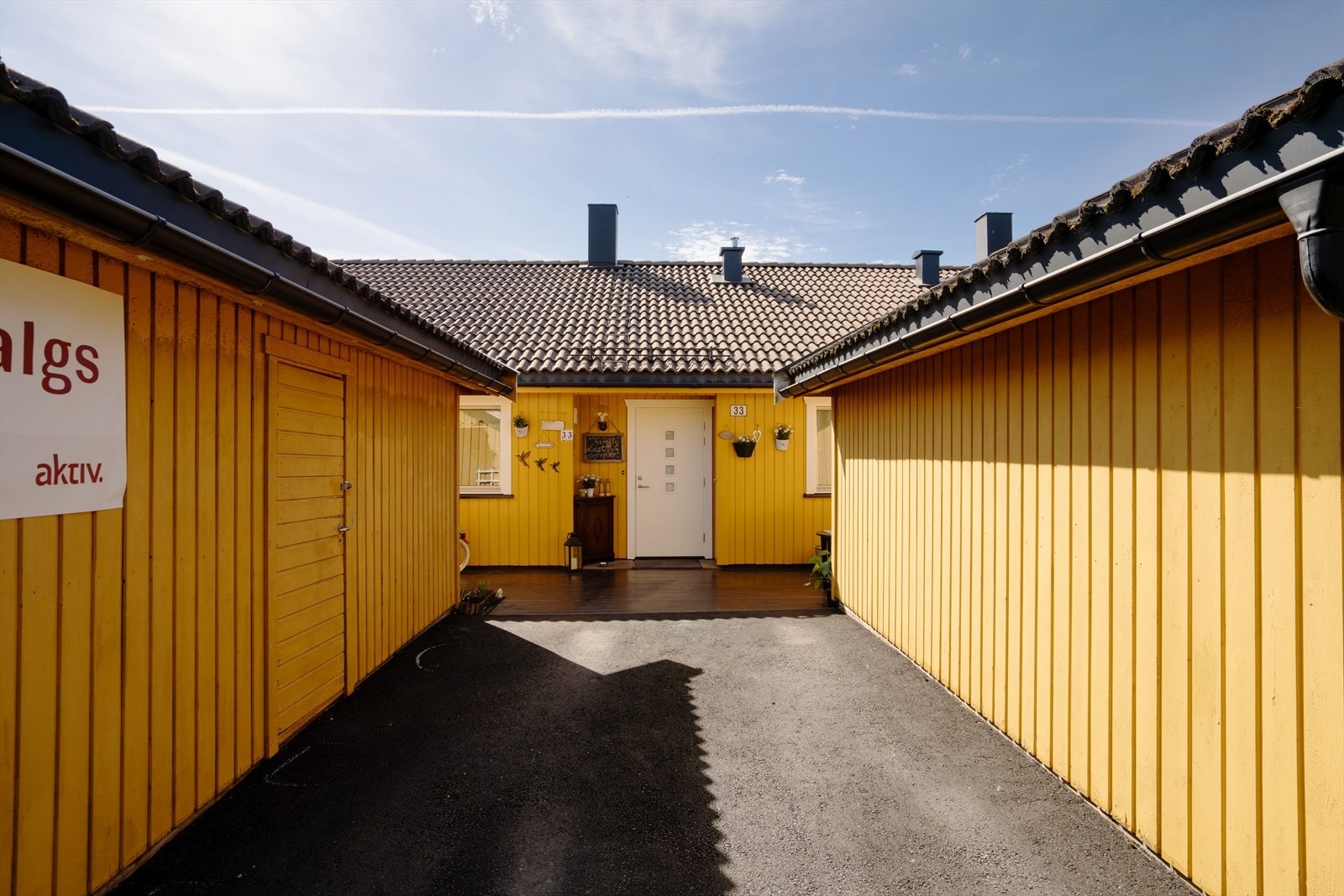 God plass til bilen rett utenfor inngangspartiet i tillegg til garasjeparkering Galleribilde