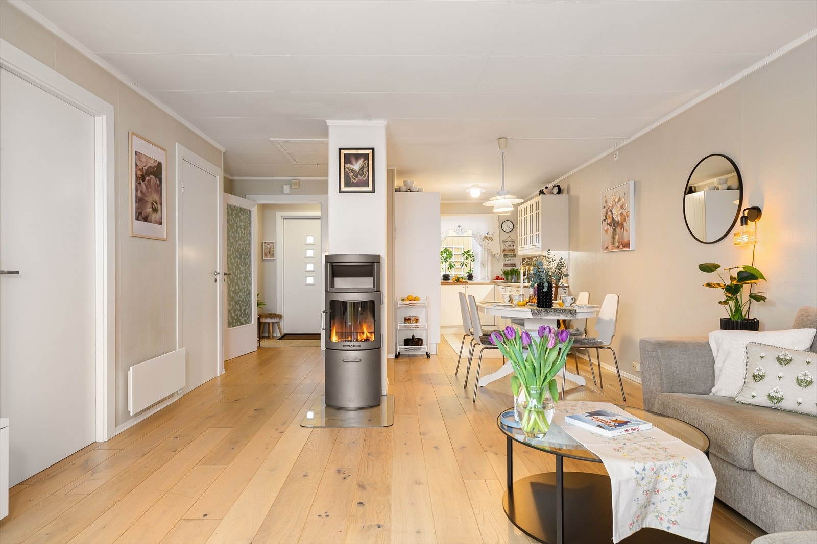 Romslig stue med god plass til både sofagruppe og spiseplass. Galleribilde